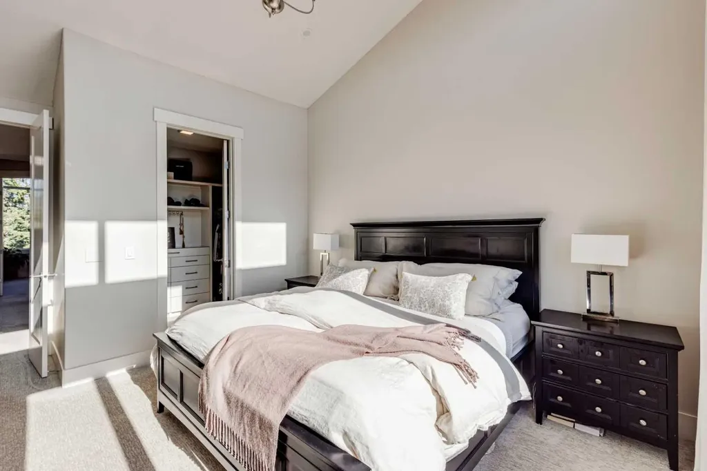 921 42 Street SW Calgary AB T3C 1Y9
