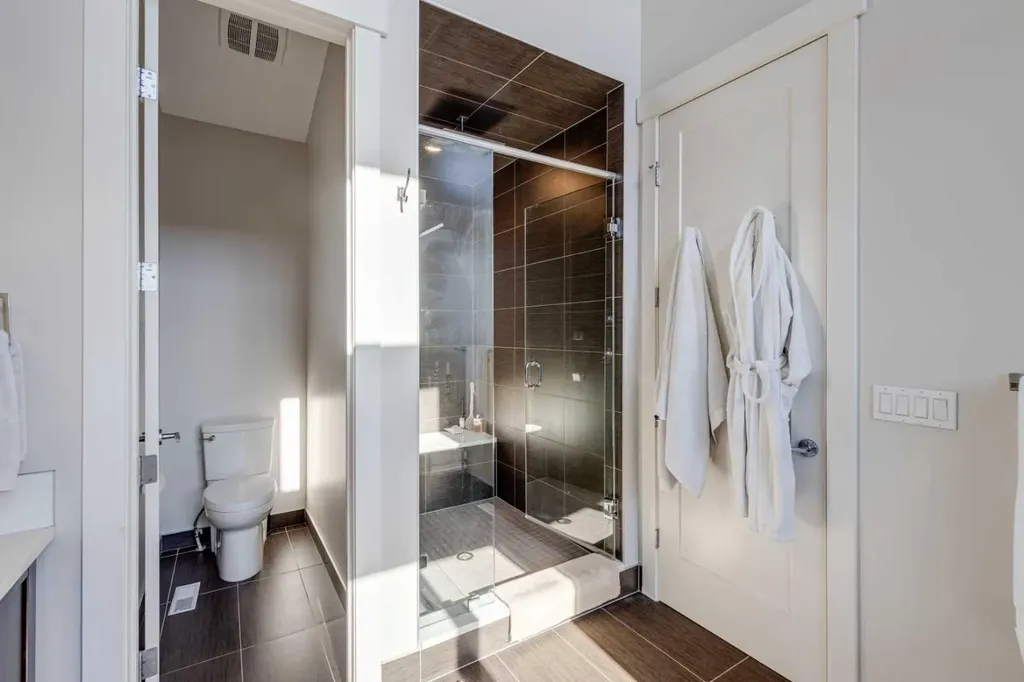 921 42 Street SW Calgary AB T3C 1Y9