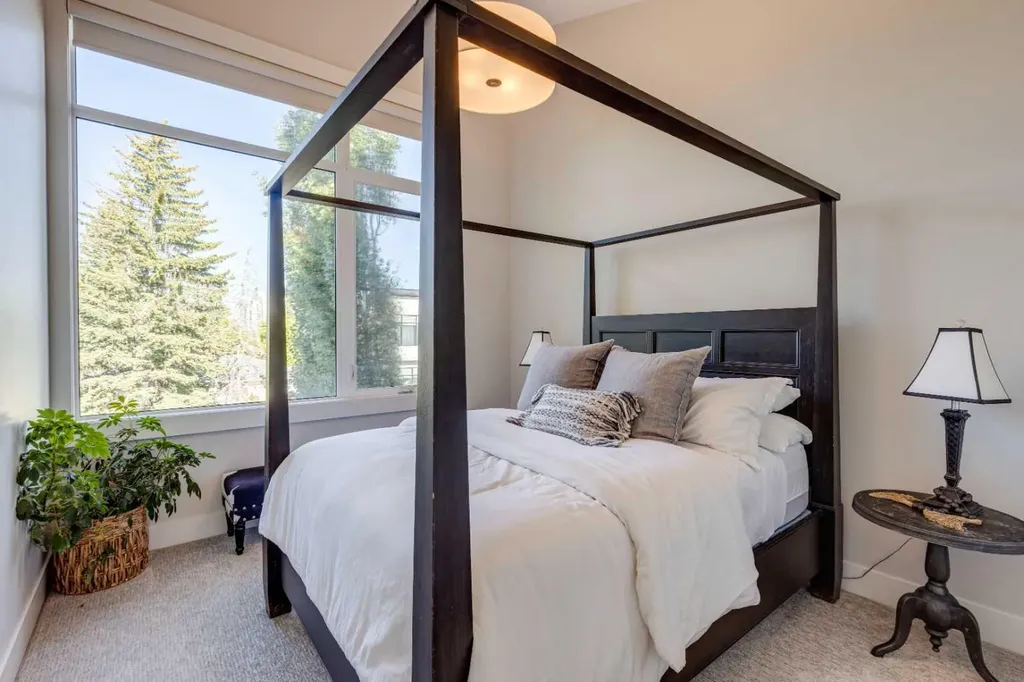 921 42 Street SW Calgary AB T3C 1Y9