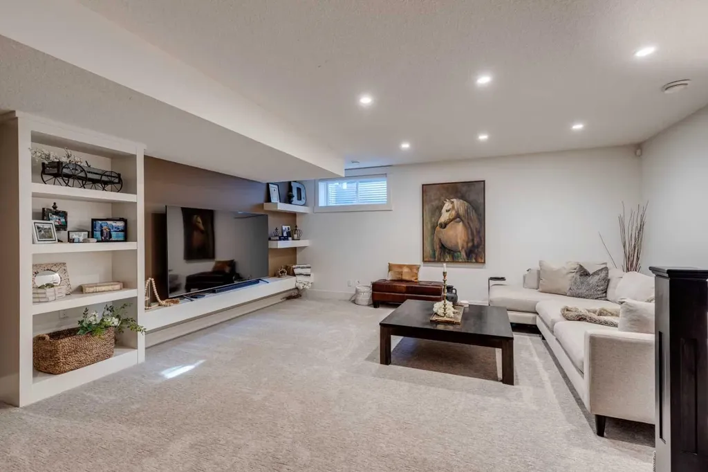 921 42 Street SW Calgary AB T3C 1Y9
