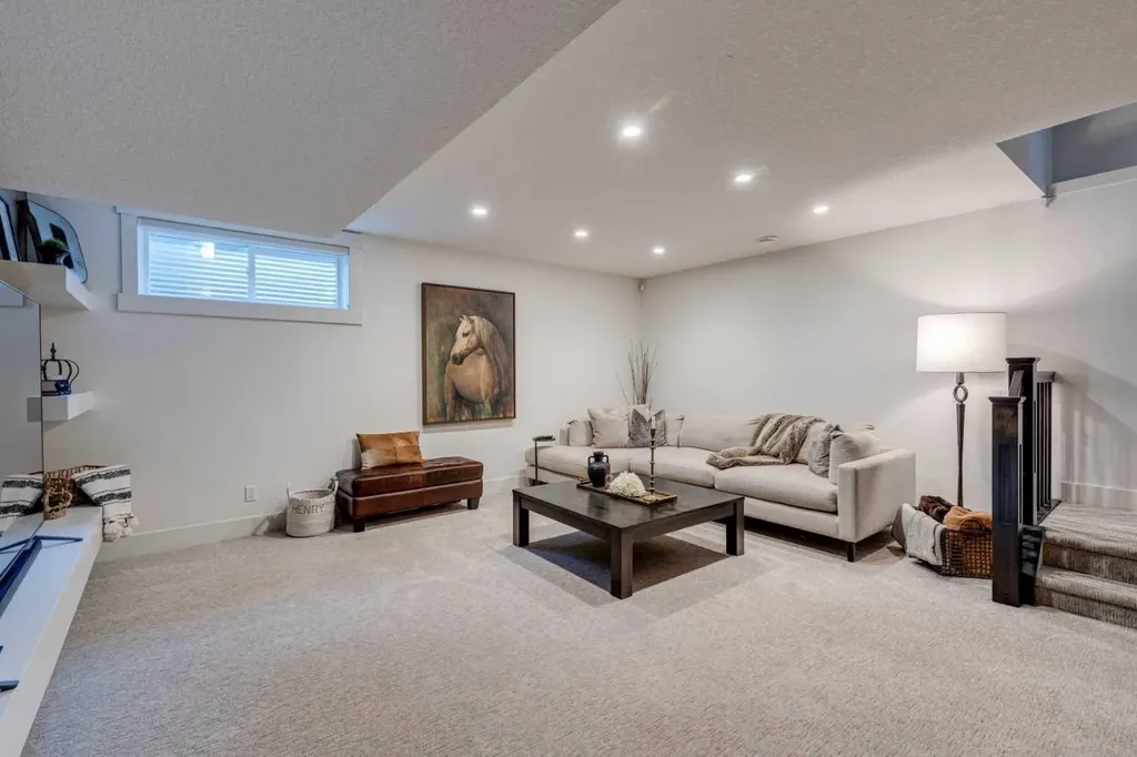 921 42 Street SW Calgary AB T3C 1Y9