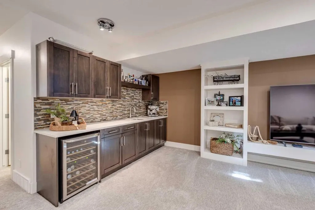921 42 Street SW Calgary AB T3C 1Y9