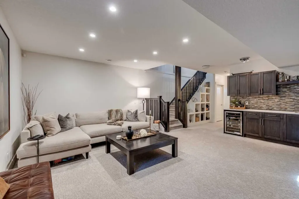 921 42 Street SW Calgary AB T3C 1Y9