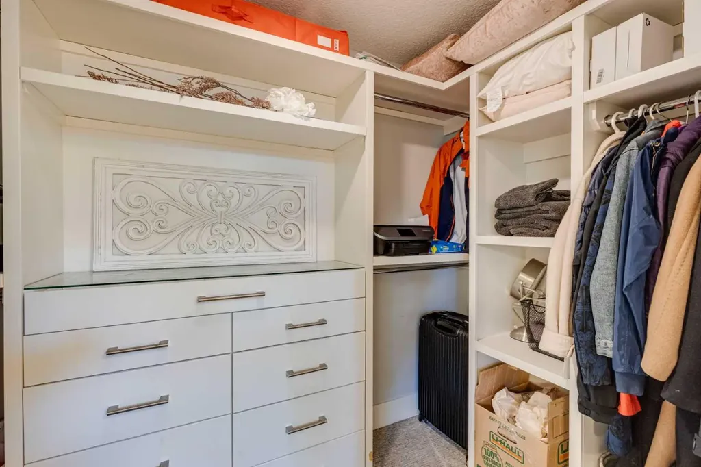 921 42 Street SW Calgary AB T3C 1Y9
