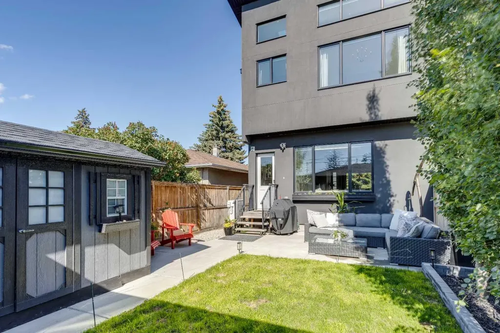 921 42 Street SW Calgary AB T3C 1Y9