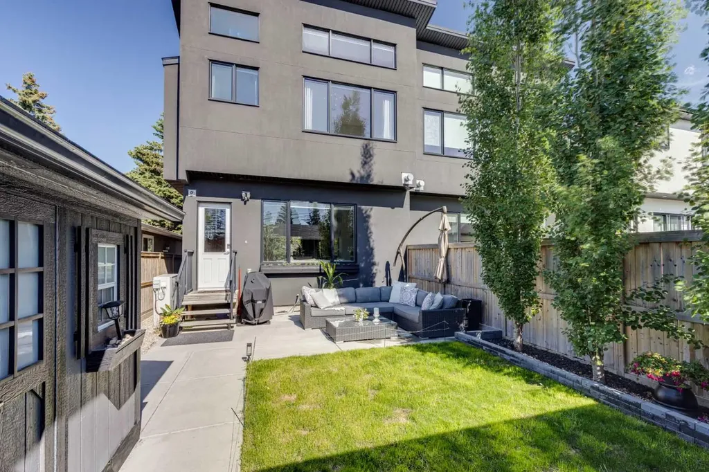 921 42 Street SW Calgary AB T3C 1Y9