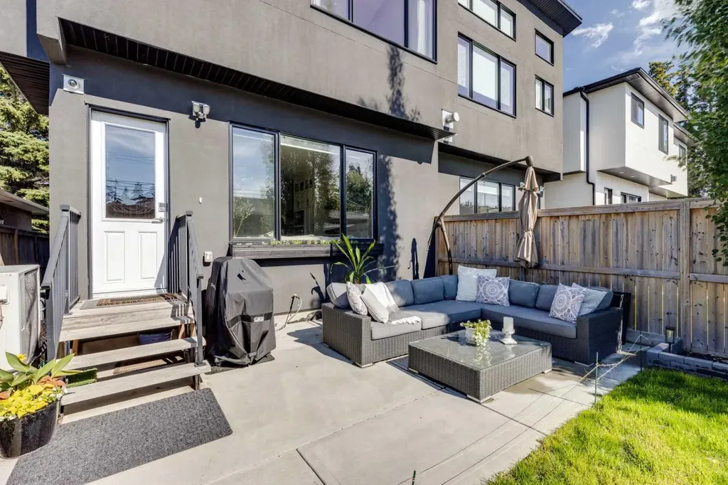 921 42 Street SW Calgary AB T3C 1Y9