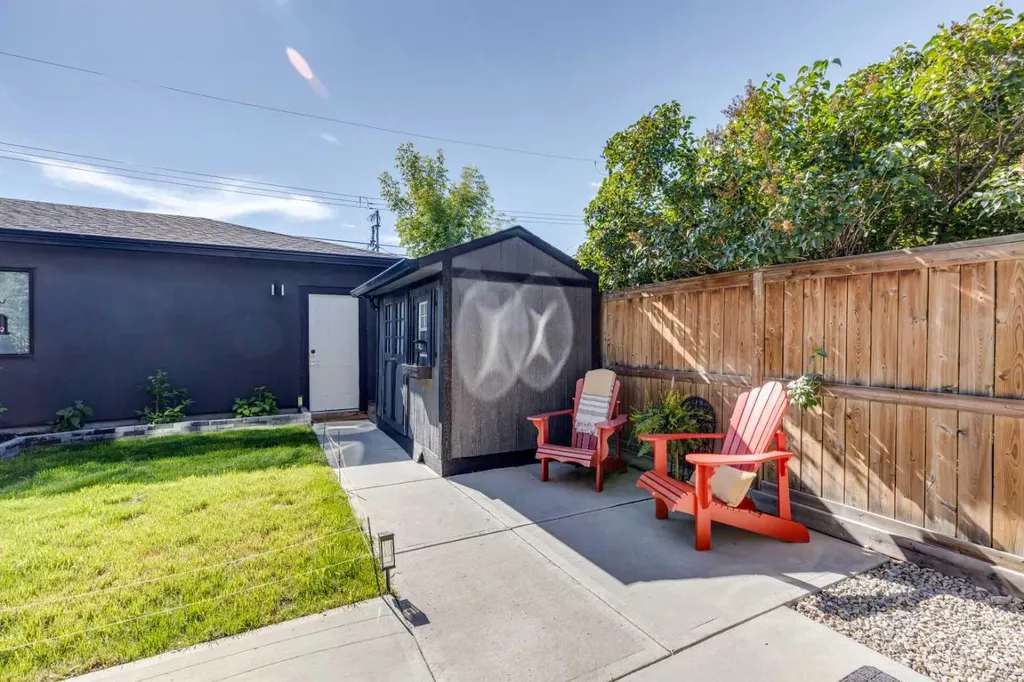 921 42 Street SW Calgary AB T3C 1Y9