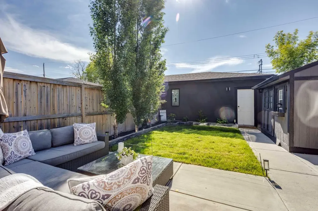 921 42 Street SW Calgary AB T3C 1Y9