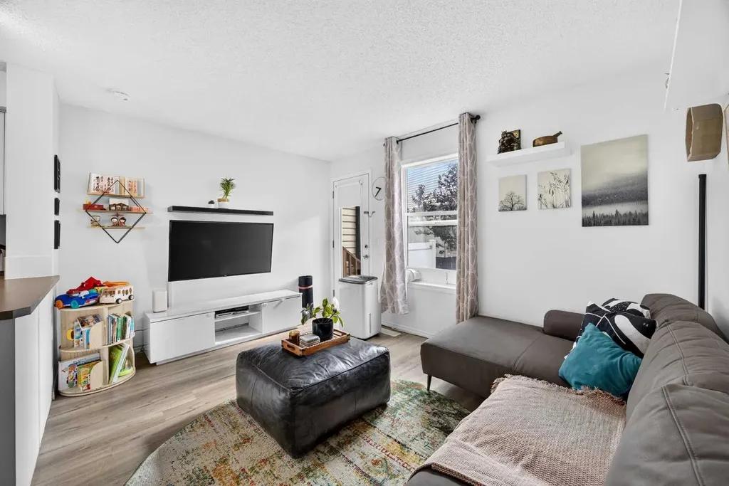 328 Saddlebrook Point NE Calgary AB T3J 0G5
