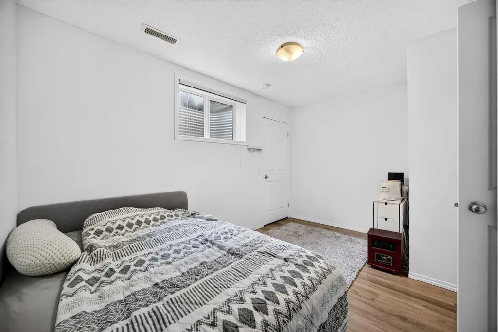 328 Saddlebrook Point NE Calgary AB T3J 0G5