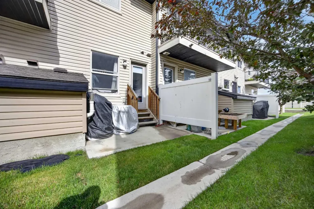 328 Saddlebrook Point NE Calgary AB T3J 0G5