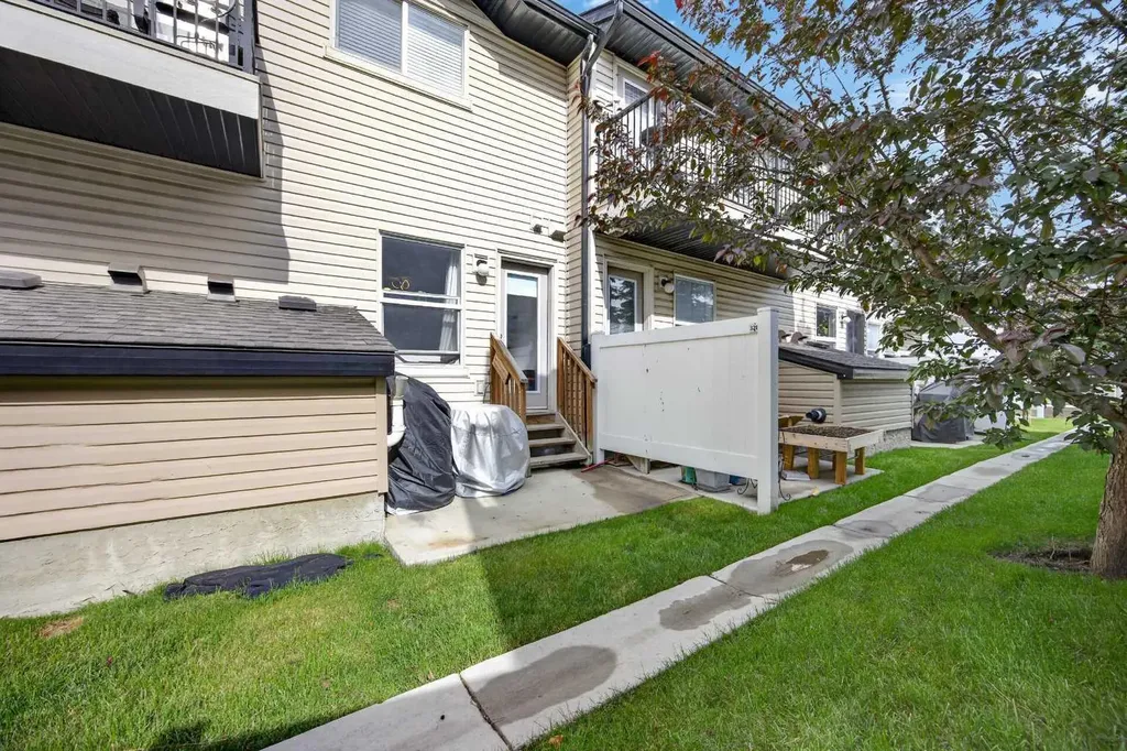 328 Saddlebrook Point NE Calgary AB T3J 0G5