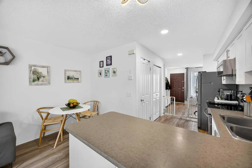 328 Saddlebrook Point NE Calgary AB T3J 0G5