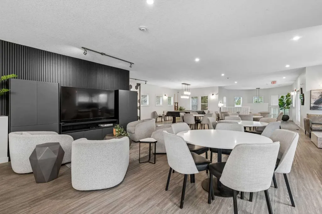 70 Royal Oak Plaza NW Calgary AB T3G 0C6