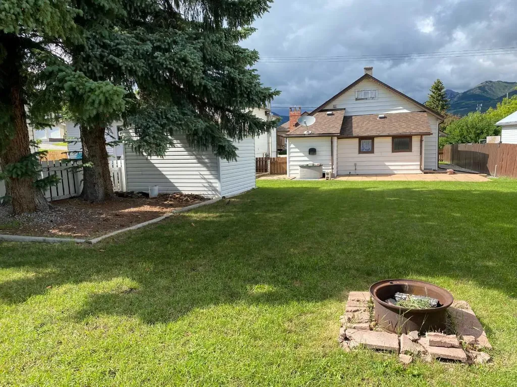 705 227 Street Hillcrest AB T0K 1C0