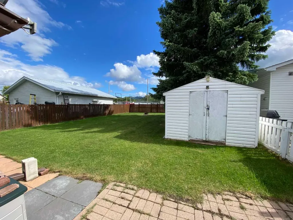 705 227 Street Hillcrest AB T0K 1C0