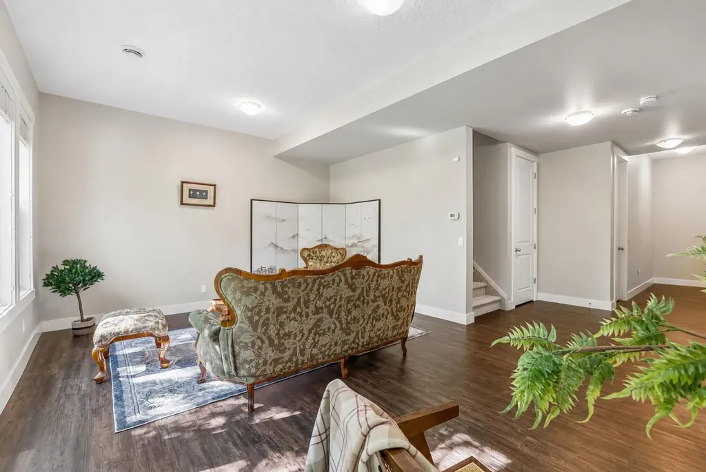 30 Ascot Crescent SW Calgary AB T3H 0T9