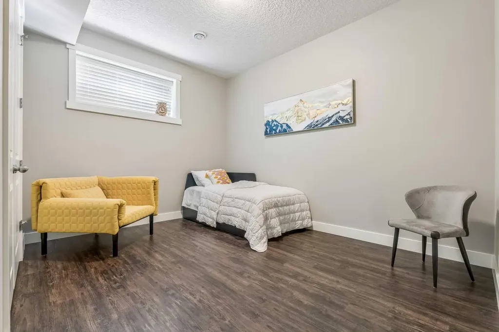 30 Ascot Crescent SW Calgary AB T3H 0T9