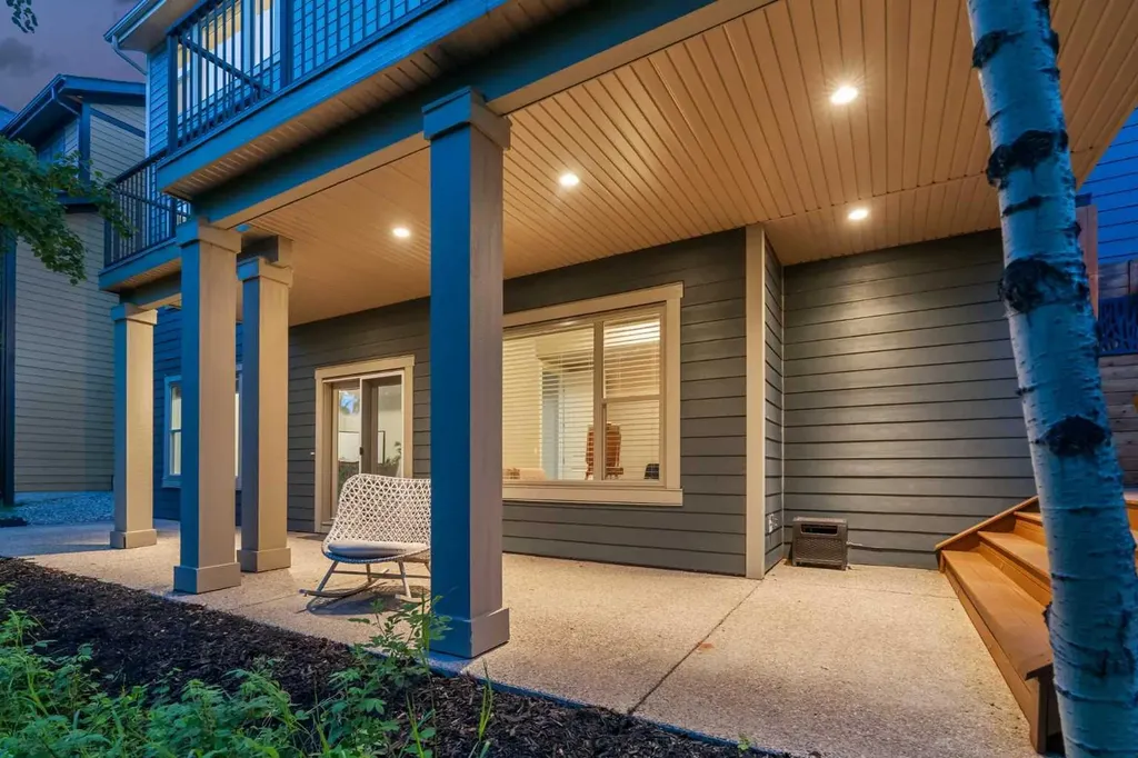 30 Ascot Crescent SW Calgary AB T3H 0T9