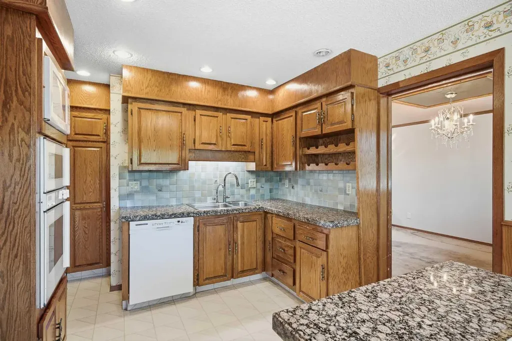 168 Edgehill Close NW Calgary AB T3A 2Z1