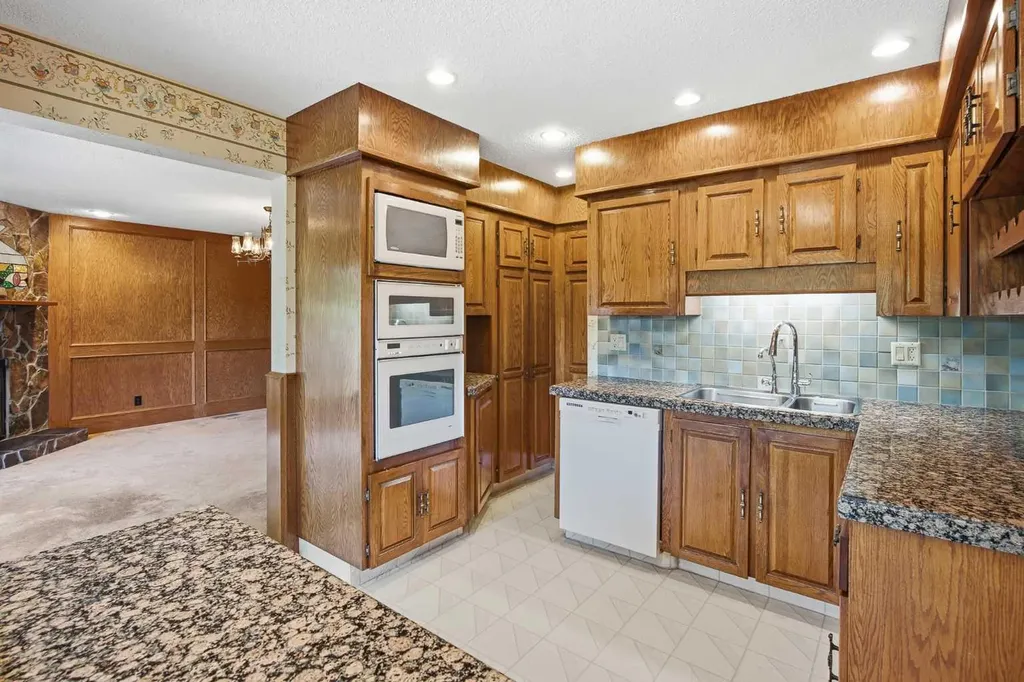 168 Edgehill Close NW Calgary AB T3A 2Z1