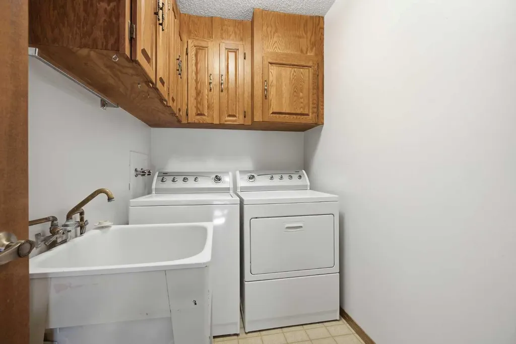 168 Edgehill Close NW Calgary AB T3A 2Z1