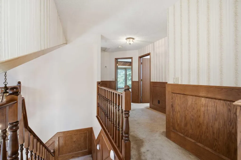 168 Edgehill Close NW Calgary AB T3A 2Z1