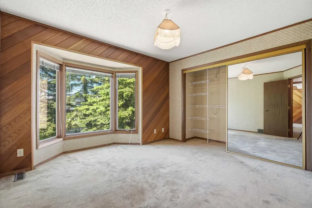 168 Edgehill Close NW Calgary AB T3A 2Z1