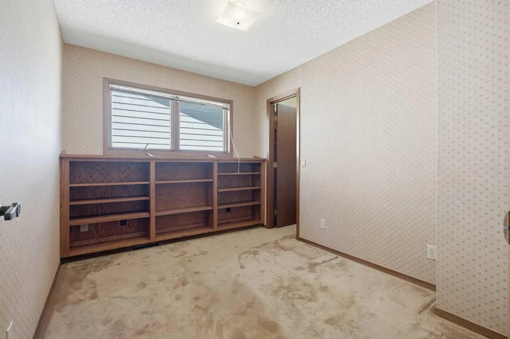 168 Edgehill Close NW Calgary AB T3A 2Z1