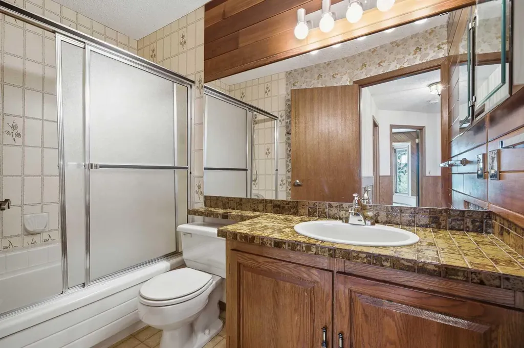 168 Edgehill Close NW Calgary AB T3A 2Z1