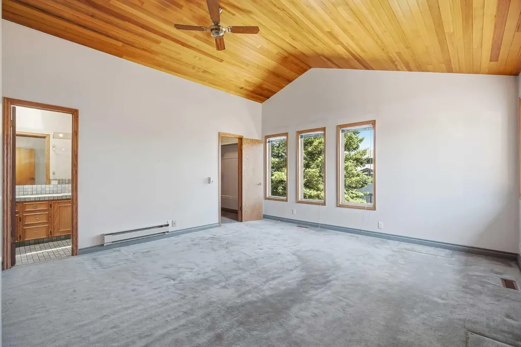 168 Edgehill Close NW Calgary AB T3A 2Z1