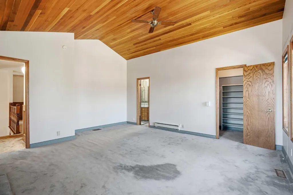 168 Edgehill Close NW Calgary AB T3A 2Z1