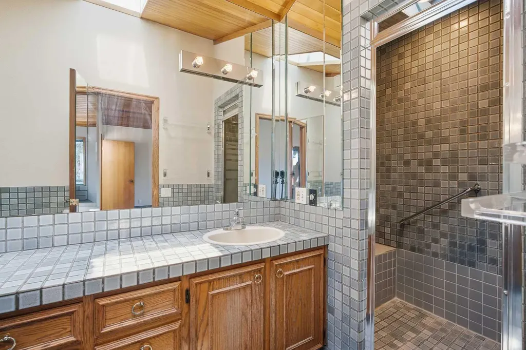 168 Edgehill Close NW Calgary AB T3A 2Z1
