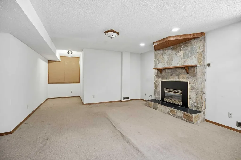 168 Edgehill Close NW Calgary AB T3A 2Z1