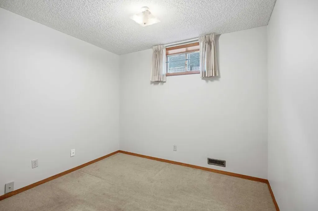 168 Edgehill Close NW Calgary AB T3A 2Z1