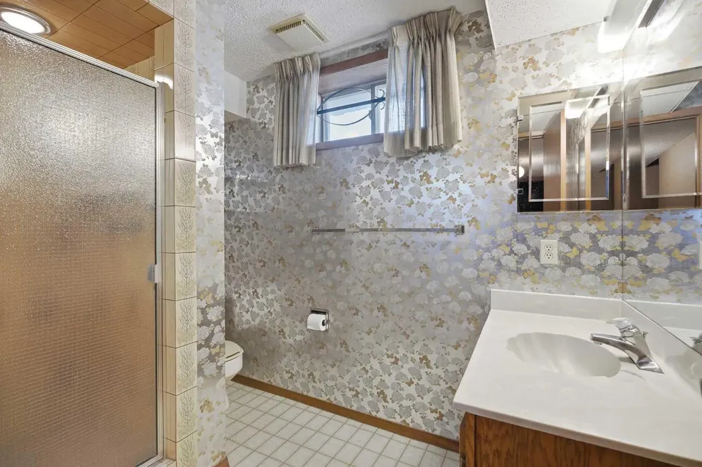 168 Edgehill Close NW Calgary AB T3A 2Z1