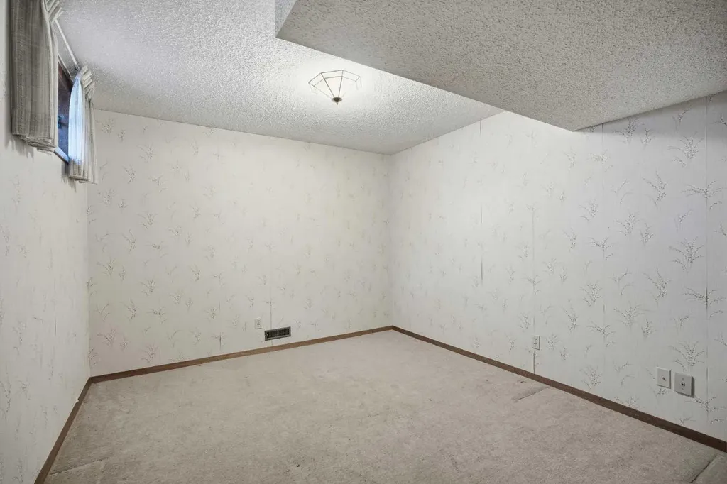 168 Edgehill Close NW Calgary AB T3A 2Z1