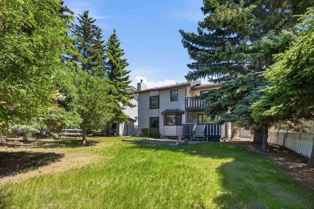 168 Edgehill Close NW Calgary AB T3A 2Z1