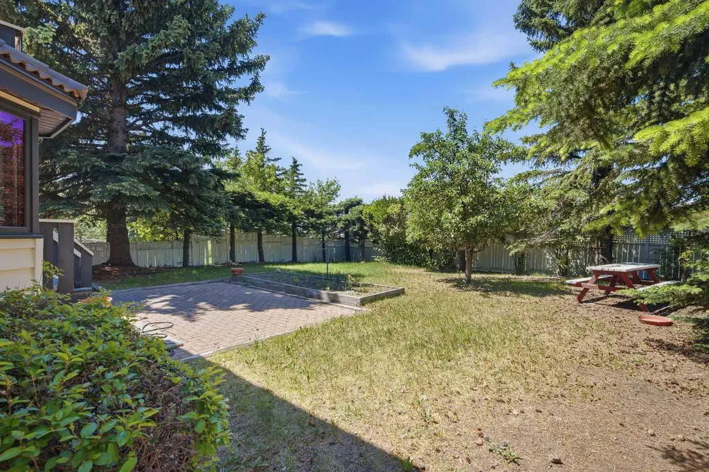 168 Edgehill Close NW Calgary AB T3A 2Z1