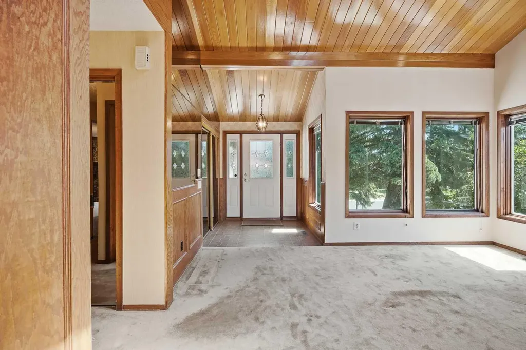 168 Edgehill Close NW Calgary AB T3A 2Z1