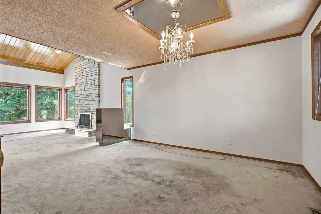 168 Edgehill Close NW Calgary AB T3A 2Z1