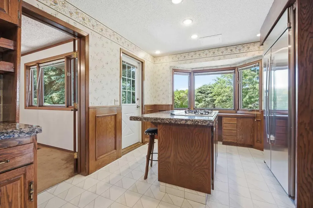 168 Edgehill Close NW Calgary AB T3A 2Z1