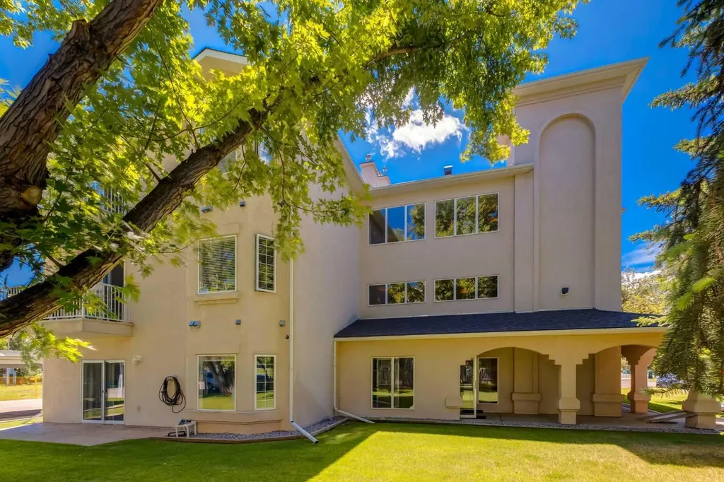 7 Lineham Avenue Okotoks AB T1S1Z2