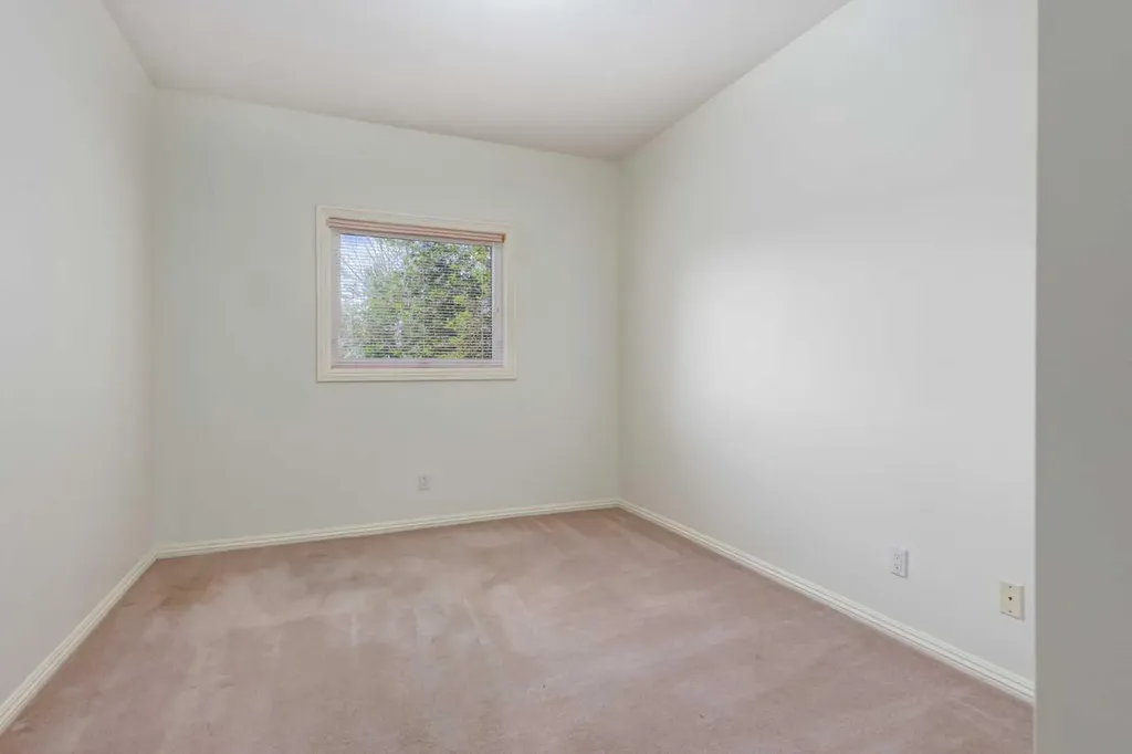 7 Lineham Avenue Okotoks AB T1S1Z2