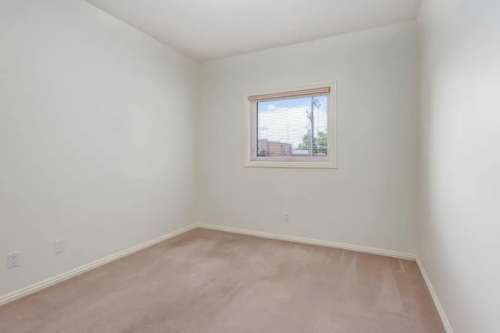 7 Lineham Avenue Okotoks AB T1S1Z2