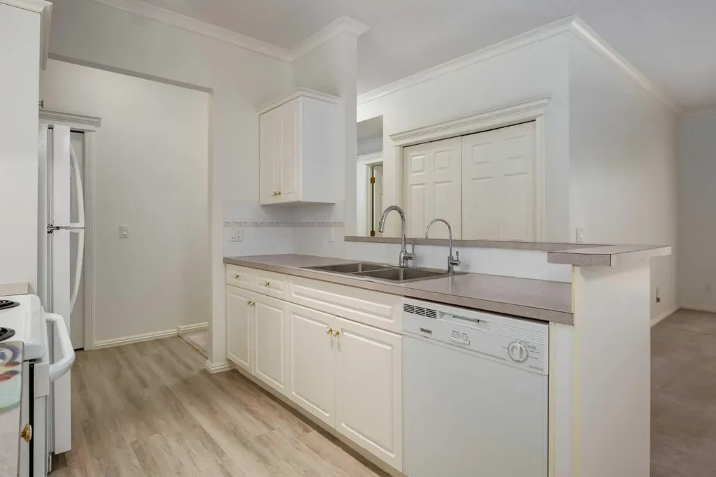 7 Lineham Avenue Okotoks AB T1S1Z2