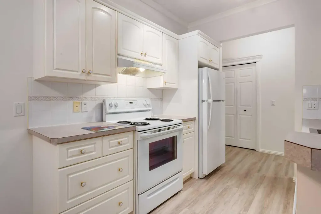 7 Lineham Avenue Okotoks AB T1S1Z2