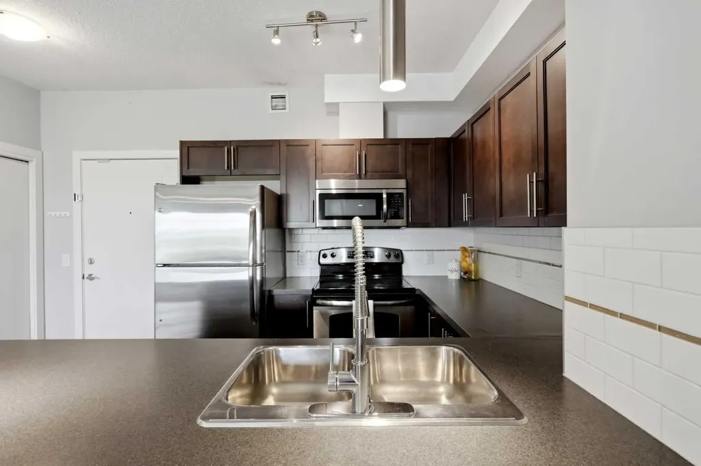 604 East Lake Boulevard NE Airdrie AB T4A0G6