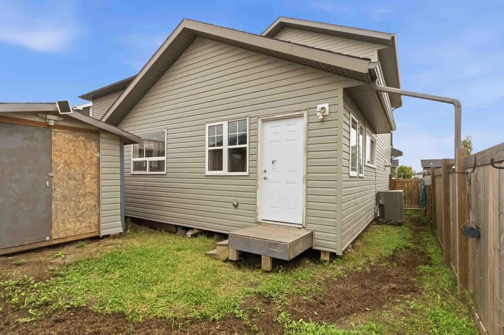 179 Aldergrove Avenue Fort Mcmurray AB T9J 1E6